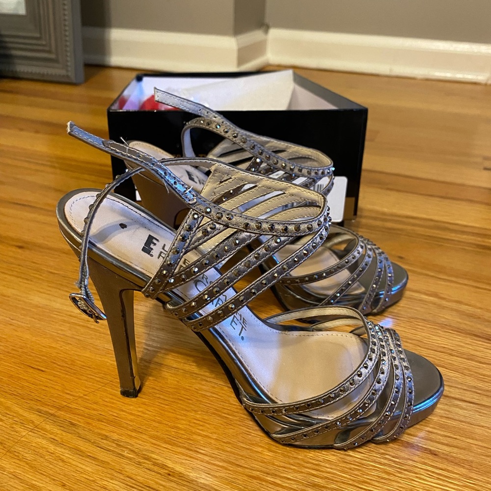 LIKE NEW - E! Live From the Red Carpet Silver platform heel